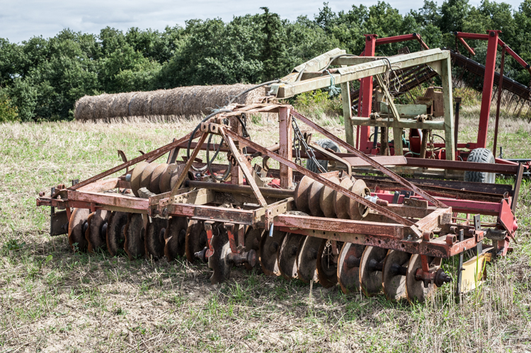 Le déchaumeur, avec le col de cygne attelé derrière ( en vert)