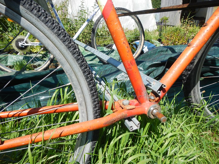 Fixation du croisillon bas : à la place du garde-boue