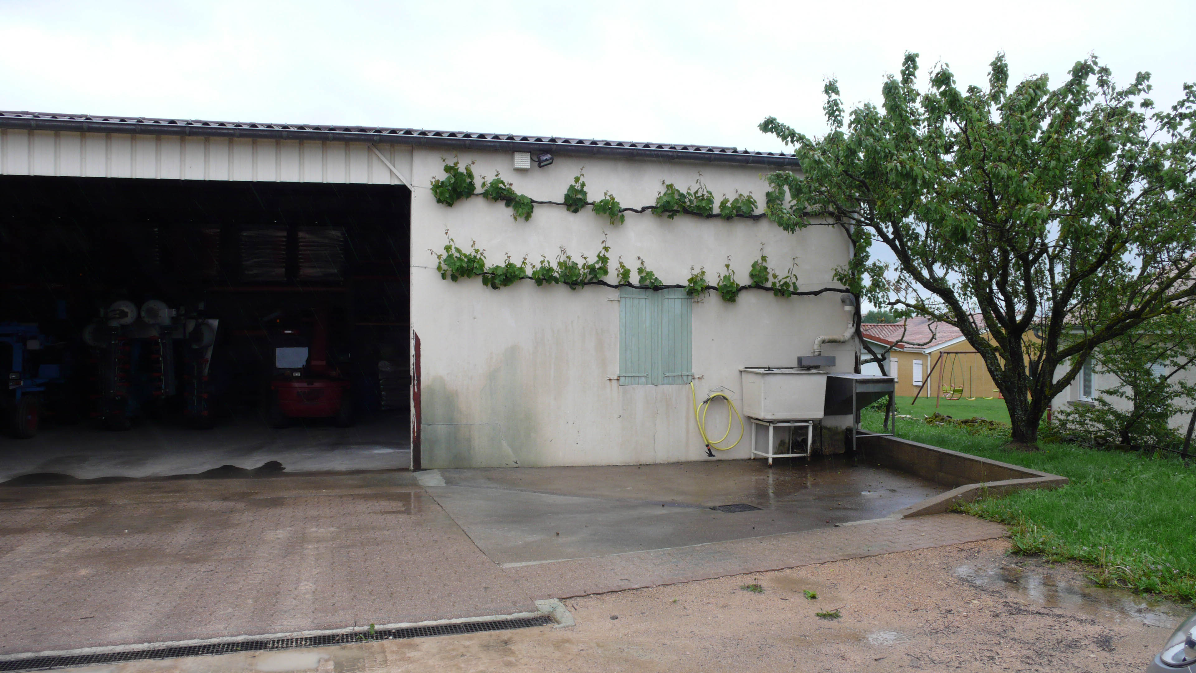 Le système de récupération-filtration à l'angle du bâtiment