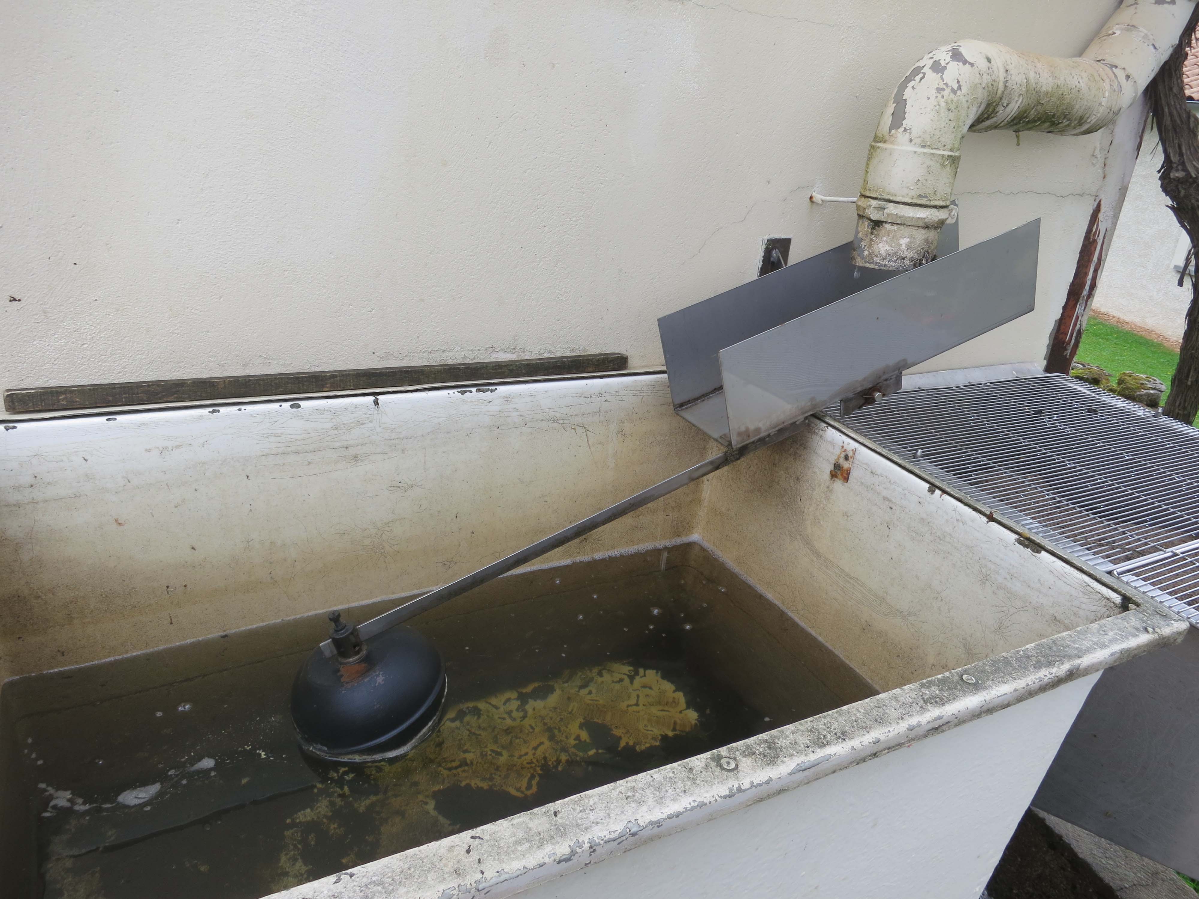 La cuve-tampon et la jauge en sortie de gouttière