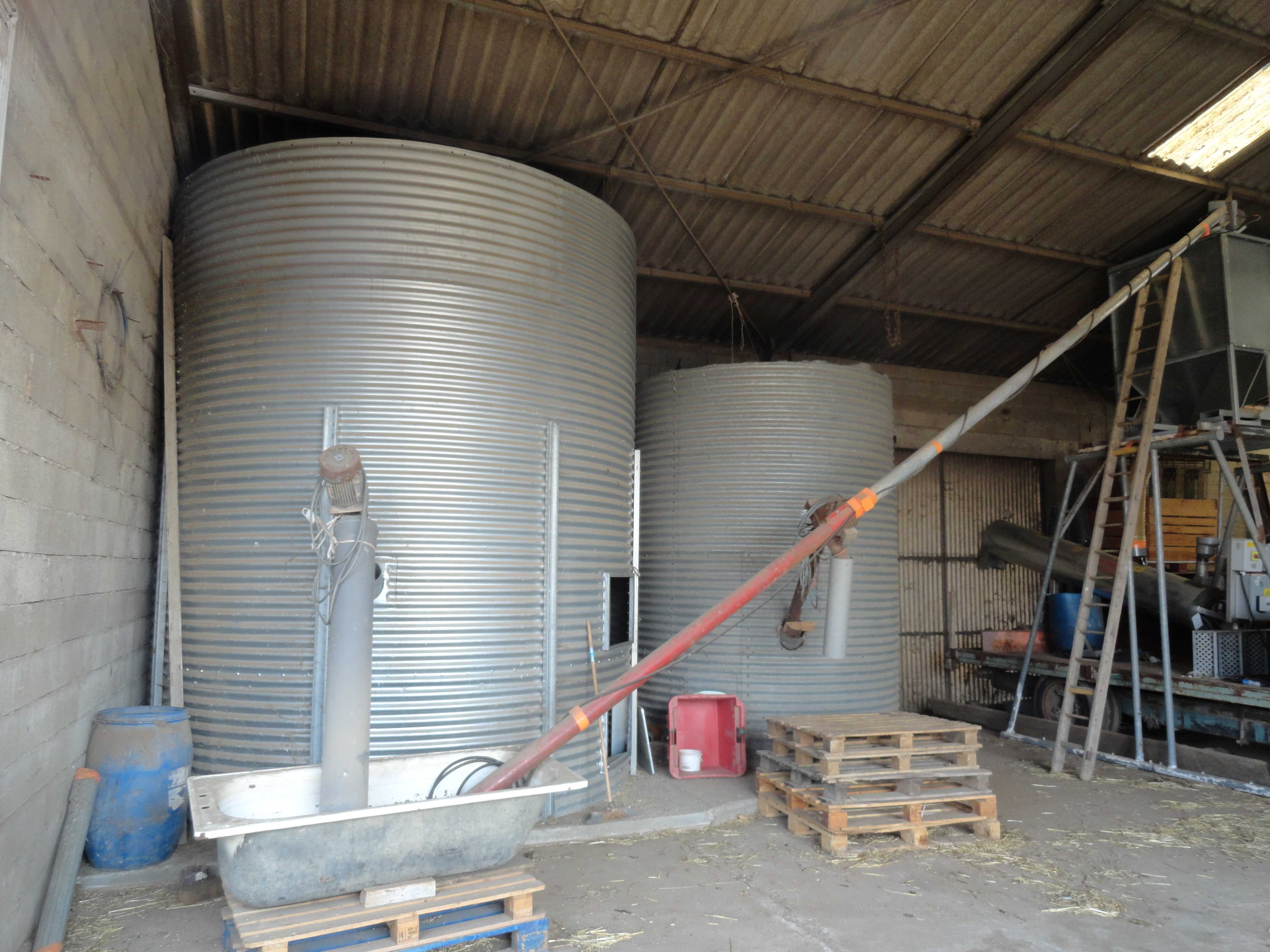 Les silos avec la vis sans fin menant à la trémie (à droite)