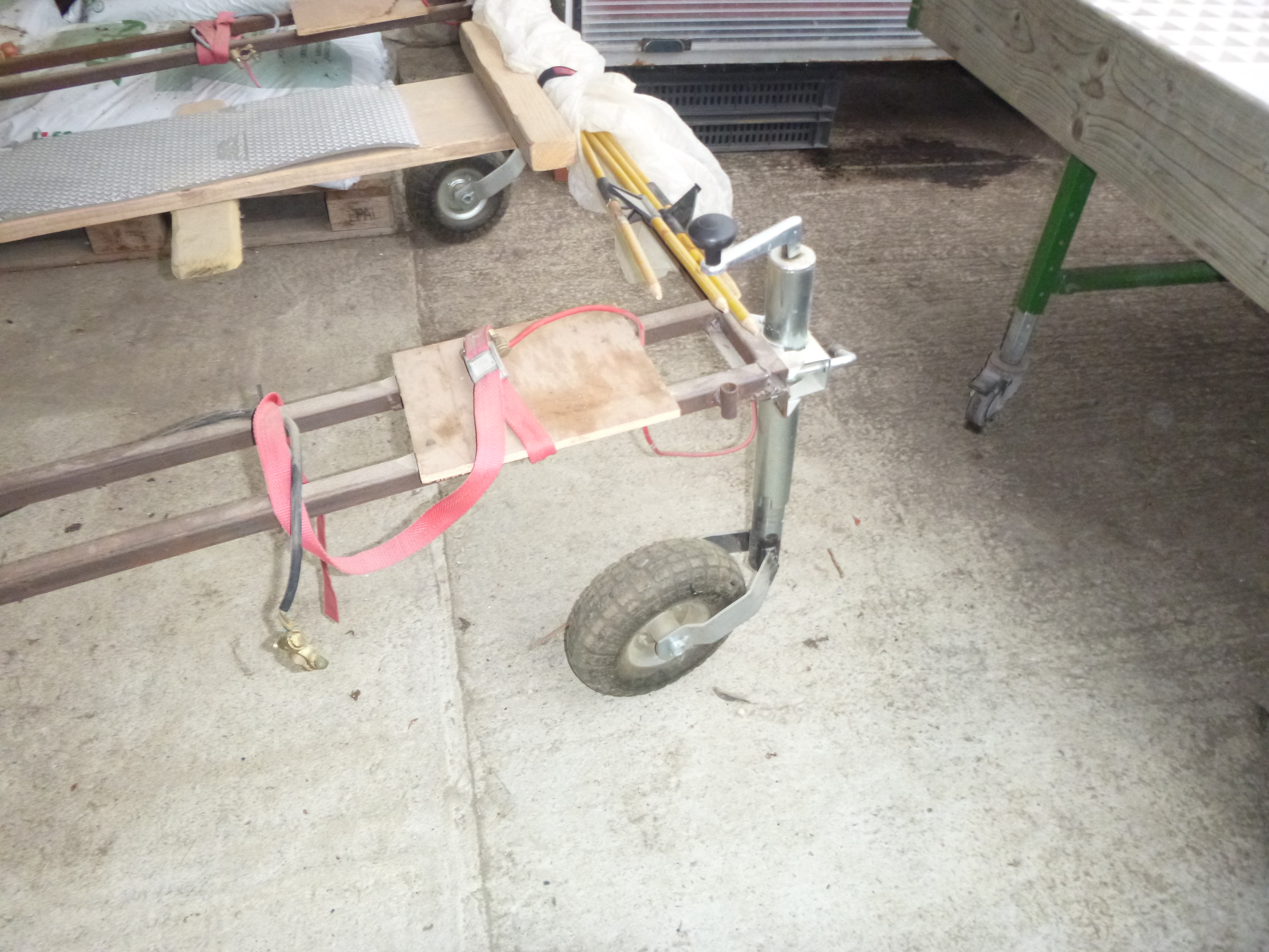 Roue folle à l'arrière et support de batterie