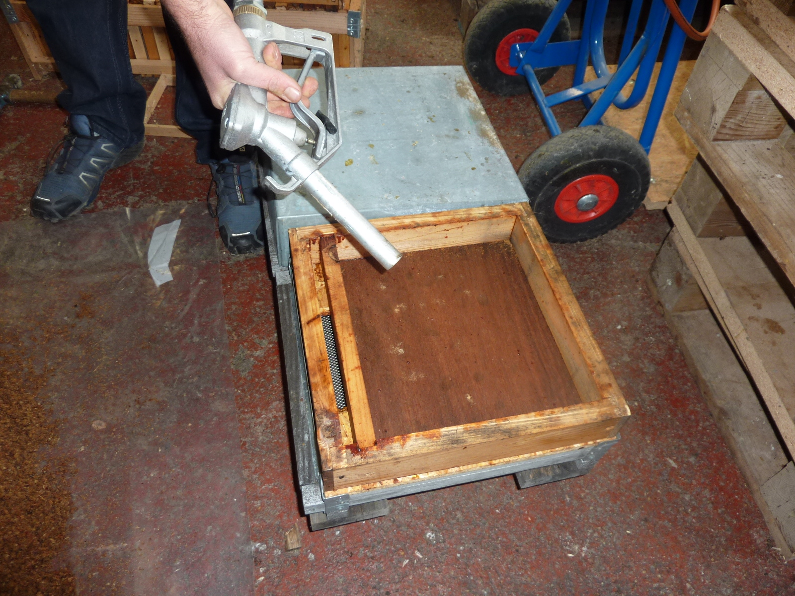 Figure 1 : Photo du pistolet à sirop entrain de remplir un nourrisseur