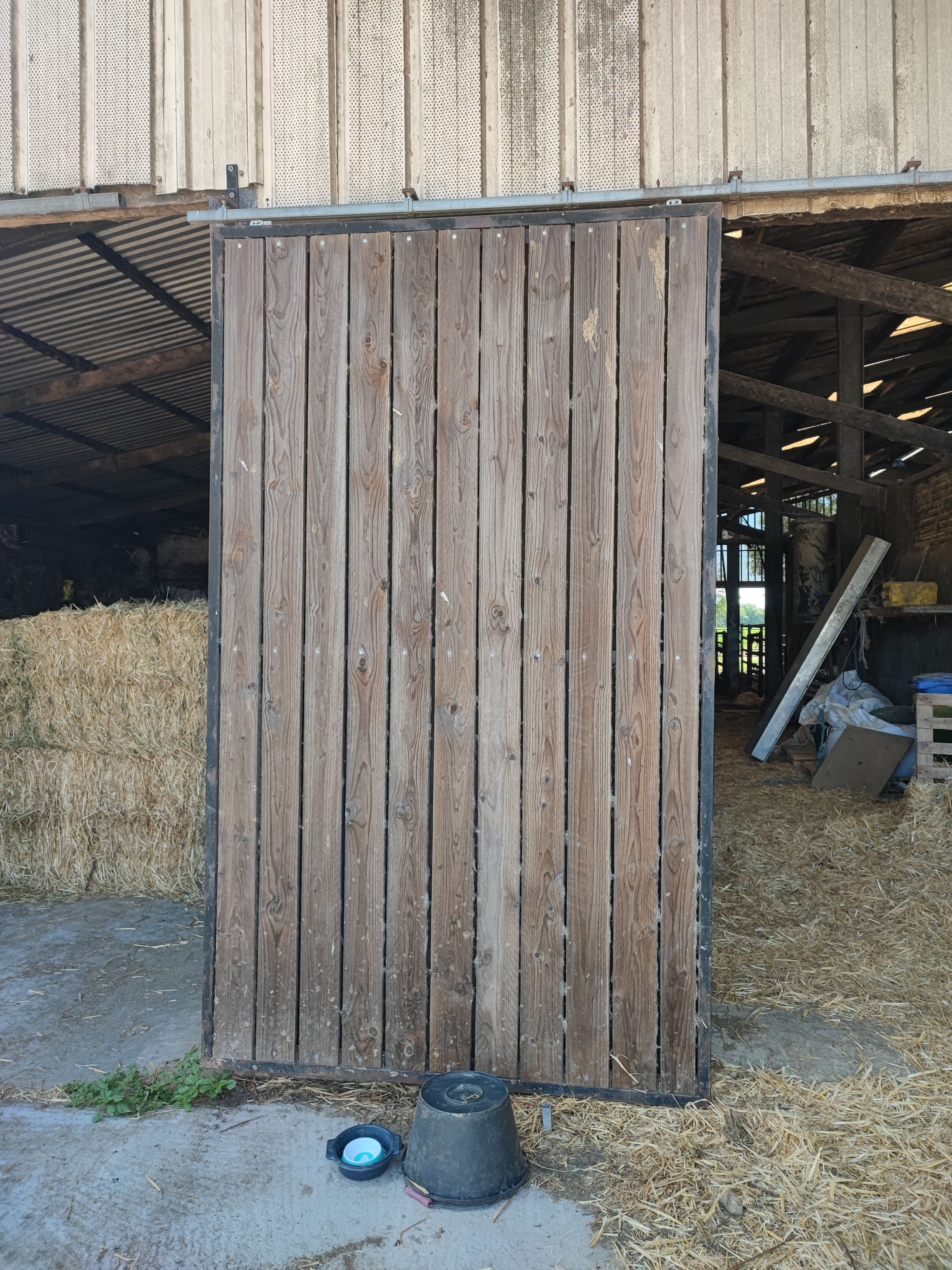 Photo des deux portes coulissantes rangées l’une derrière l’autres.